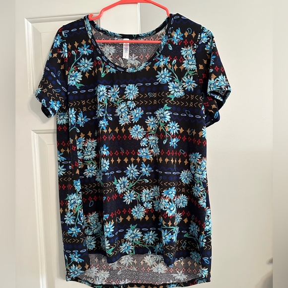 LuLaRoe Classic T - Picture 1 of 4